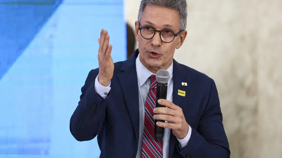Zema nega ser vice de Flávio Bolsonaro e diz que seguirá pré-candidato a presidente