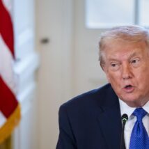 Trump anuncia tarifa de 25% sobre qualquer país que fizer negócios com o Irã Imagem referente a matéria