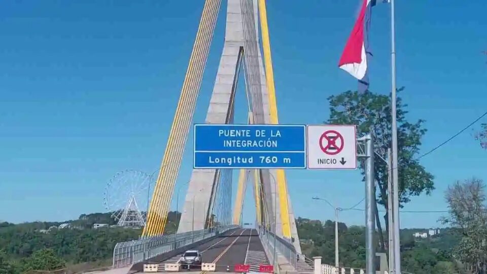 Caminhoneiros esperam até 24 horas para atravessar ponte Brasil-Paraguai