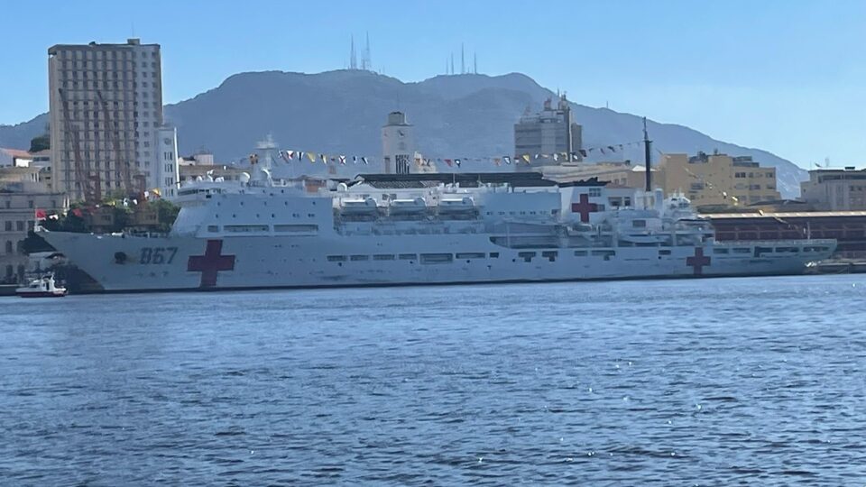 Navio chinês atraca no RJ e Conselho de Medicina pede explicações sobre serviços prestados