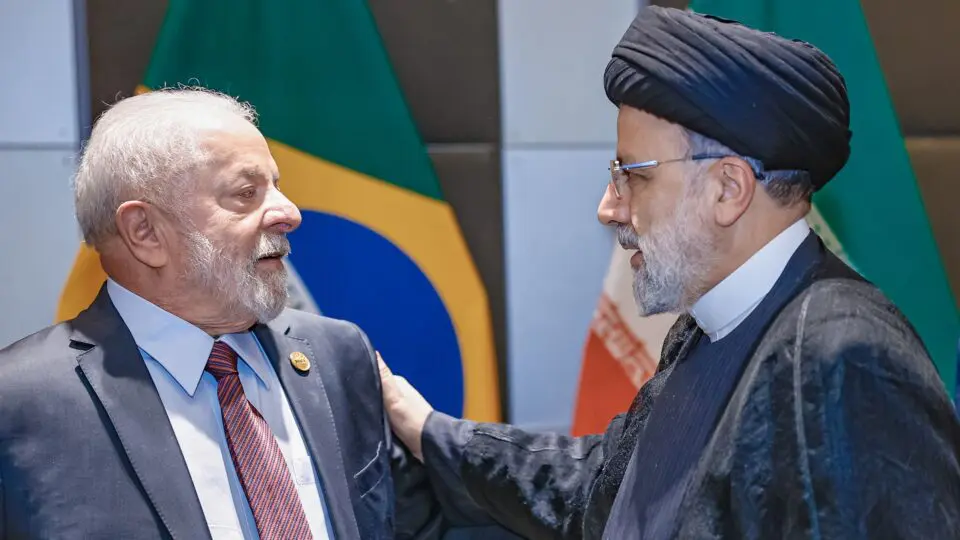 Presidente do Brasil, Luiz Inácio Lula da Silva, em encontro com o ex-mandatário do Irã, Ebrahim Raisi, em 2023