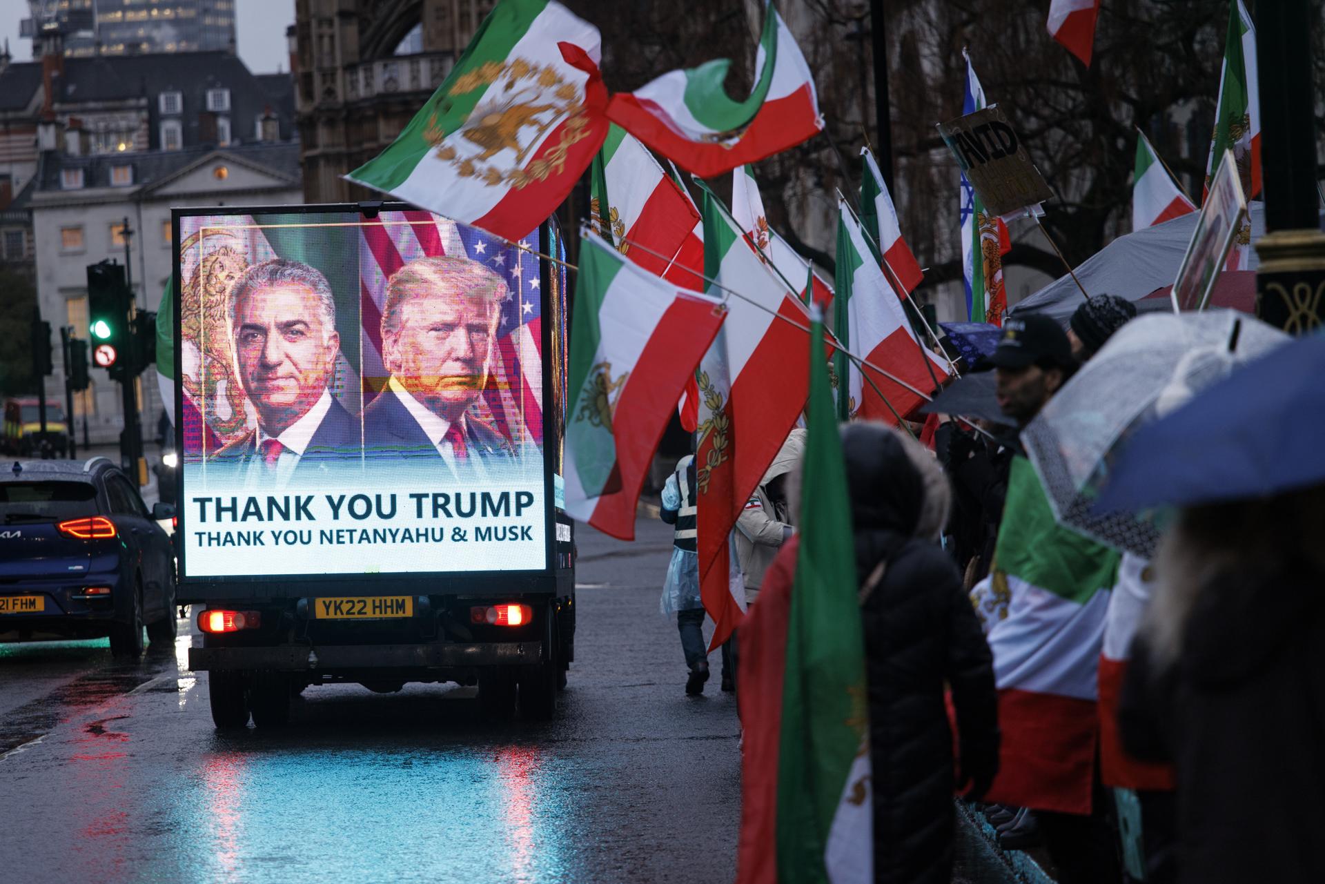 Apoiadores do príncipe herdeiro exilado do Irã, Reza Pahlavi, durante protesto realizado em frente ao Parlamento britânico, em Londres.
