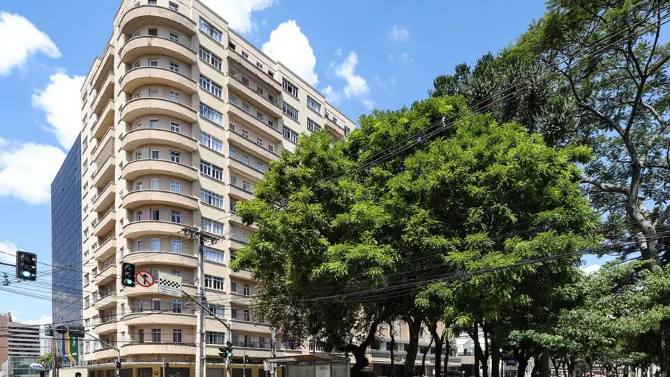 Edifício Marumby, na Praça Santos Andrade, inaugurado em 1948, marcou o início da verticalização residencial de Curitiba e permanece como símbolo do art déco.