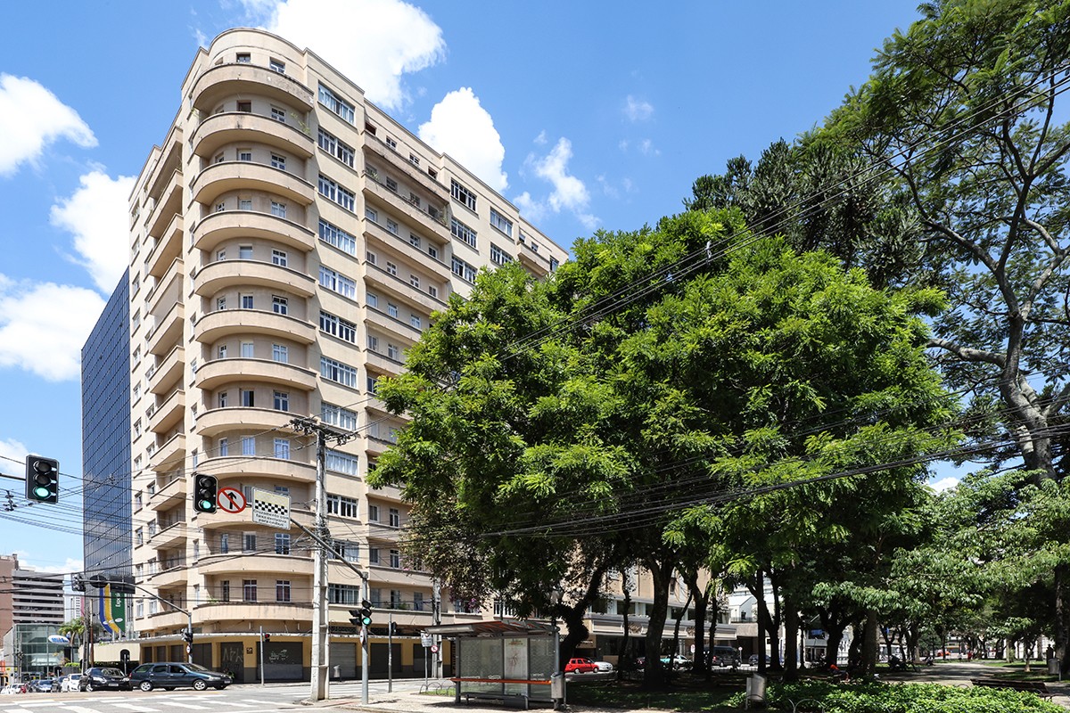 Edifício Marumby, na Praça Santos Andrade, foi inaugurado em 1948 e marcou o início da verticalização residencial de Curitiba.