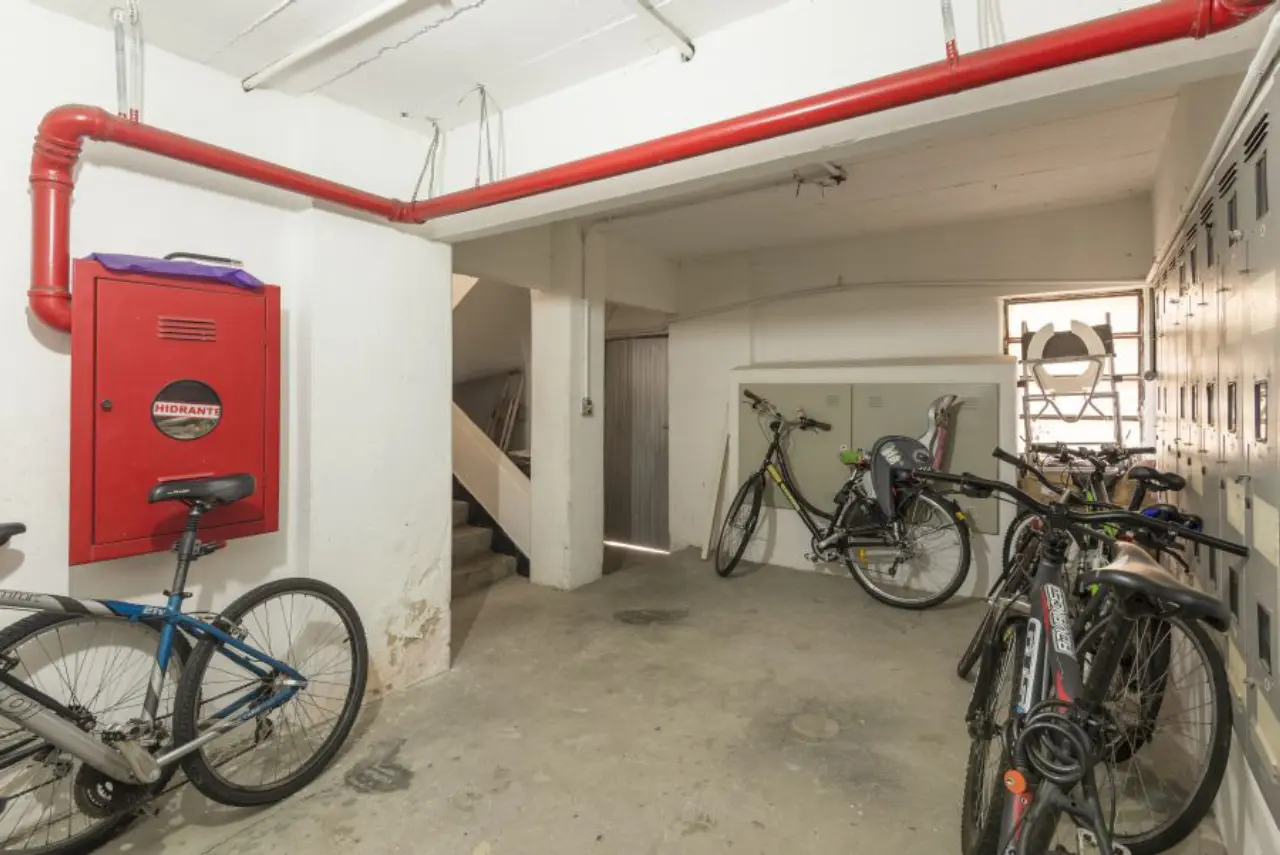 O bunker do Edifício Marumby integra o imaginário do pós-guerra e reforça o caráter histórico do prédio, construído em 1948, quando o medo de conflitos globais também influenciava a arquitetura urbana de Curitiba.