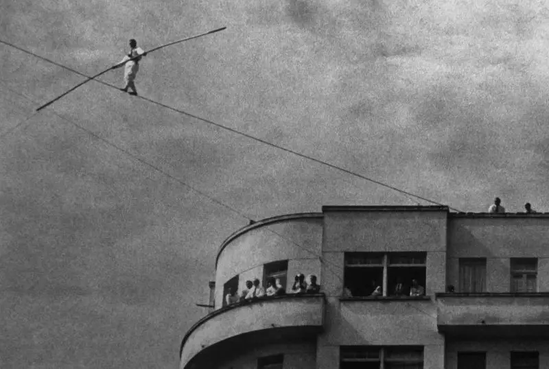 O Edifício Marumby também entrou para a história pelo episódio do equilibrista que atravessou seus andares pelo lado externo, em uma apresentação que marcou a memória urbana de Curitiba.