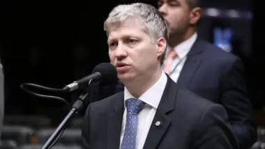 Oposição aciona STF com pedido de tornozeleira eletrônica para Lulinha