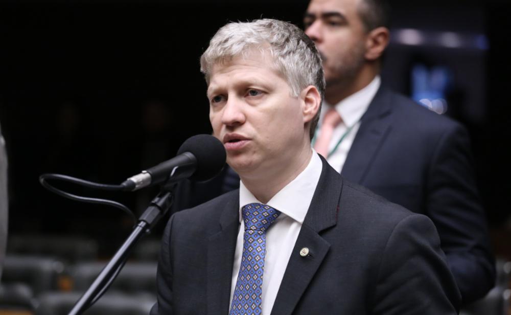 Oposição pede que Lulinha seja submetido ao uso de tornozeleira eletrônica e entregue seu passaporte às autoridades.