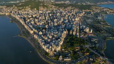 Mapa oficial de Florianópolis foi atualizado via decreto para corrigir erro histórico de representação territorial, sem alteração nos limites legais do município.