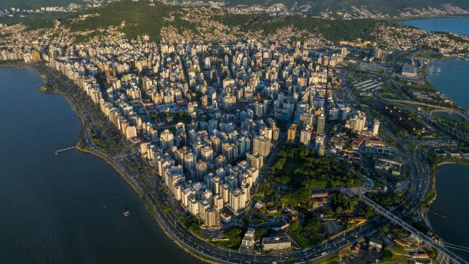 Mapa oficial de Florianópolis foi atualizado via decreto para corrigir erro histórico de representação territorial, sem alteração nos limites legais do município.