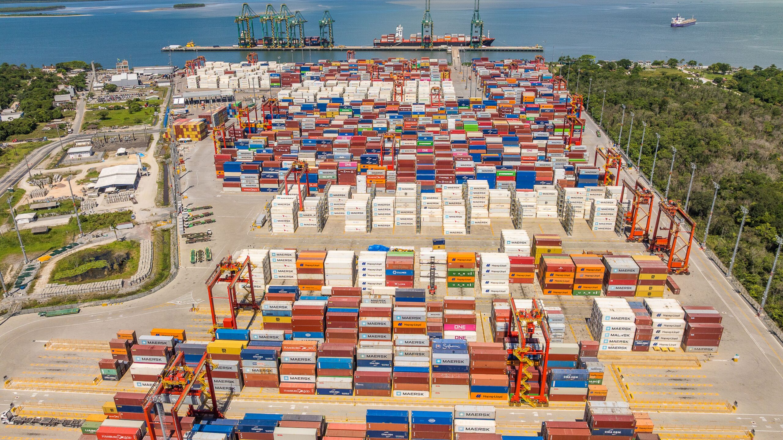 Movimentação portuária cresce em Santa Catarina: recorde histórico de US$ 12,19 bilhões em exportações em 2025.