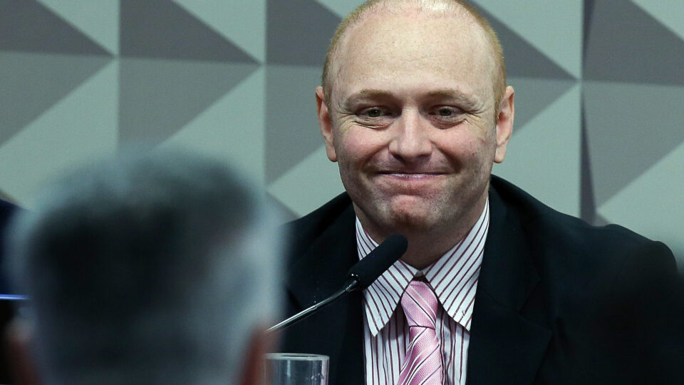 Defesa do hacker Walter Delgatti pede redução de pena com base em indulto de Lula