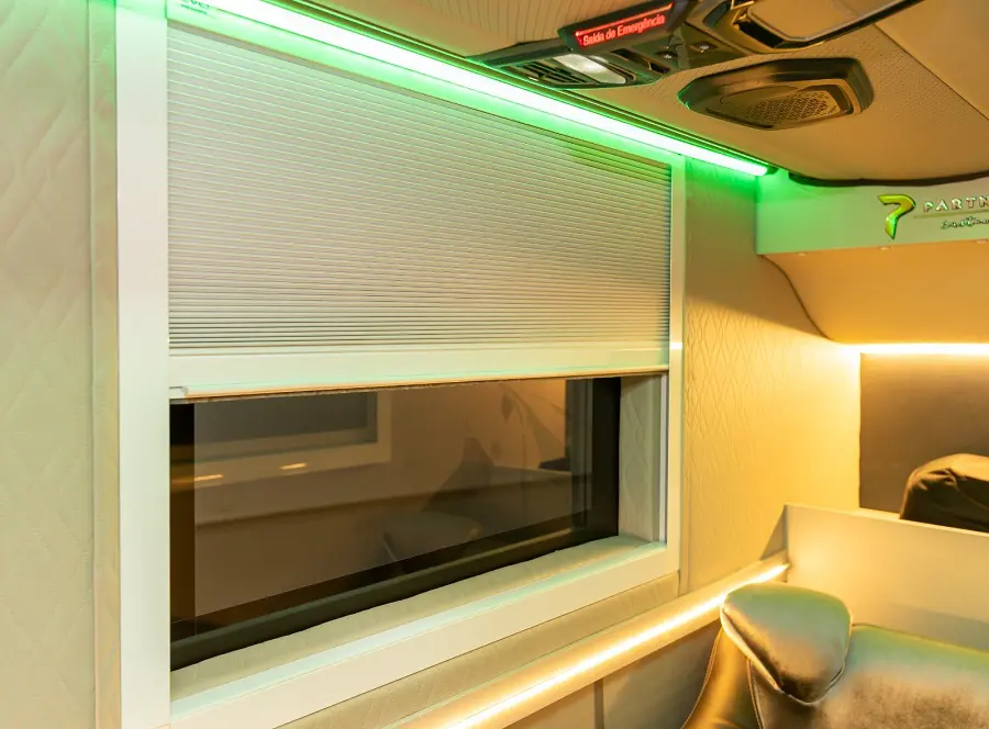 A nova cabine fechada da Viação Garcia aposta em isolamento, conforto e serviços premium para transformar a experiência em viagens rodoviárias de longa distância.