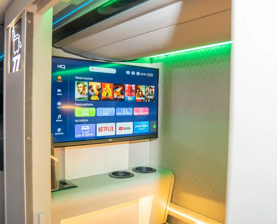 Cada cabine fechada da Viação Garcia conta com monitor de TV individual, reforçando a proposta de conforto e entretenimento em viagens de longa distância.