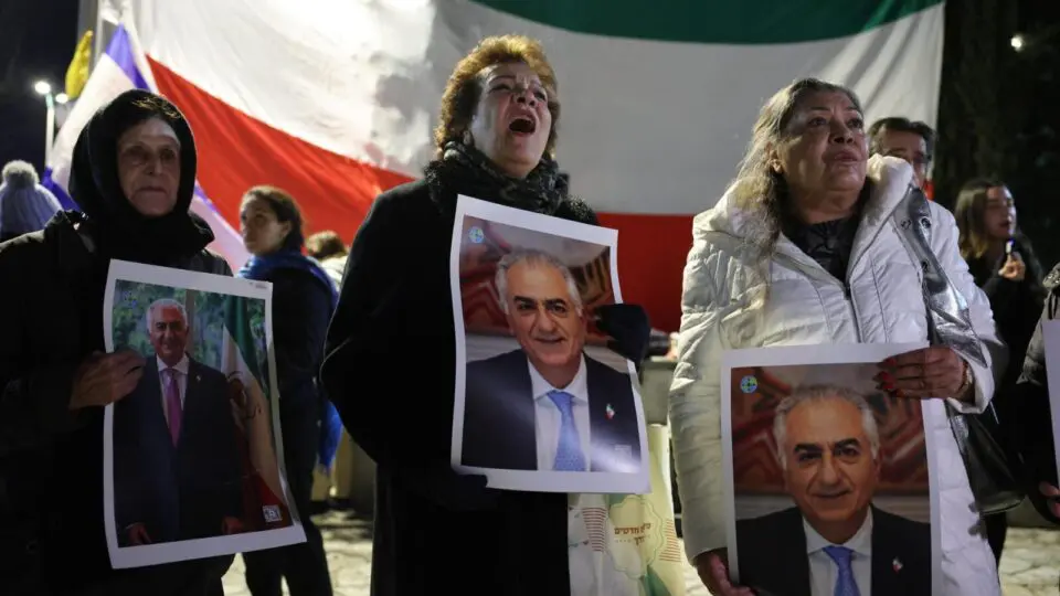Protestos de iranianos trazem imagens de Reza Pahlavi, o príncipe exilado.