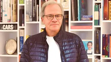 O empresário Nelson Tanure, alvo da Operação Compliance Zero da PF, posa em sua biblioteca pessoal.