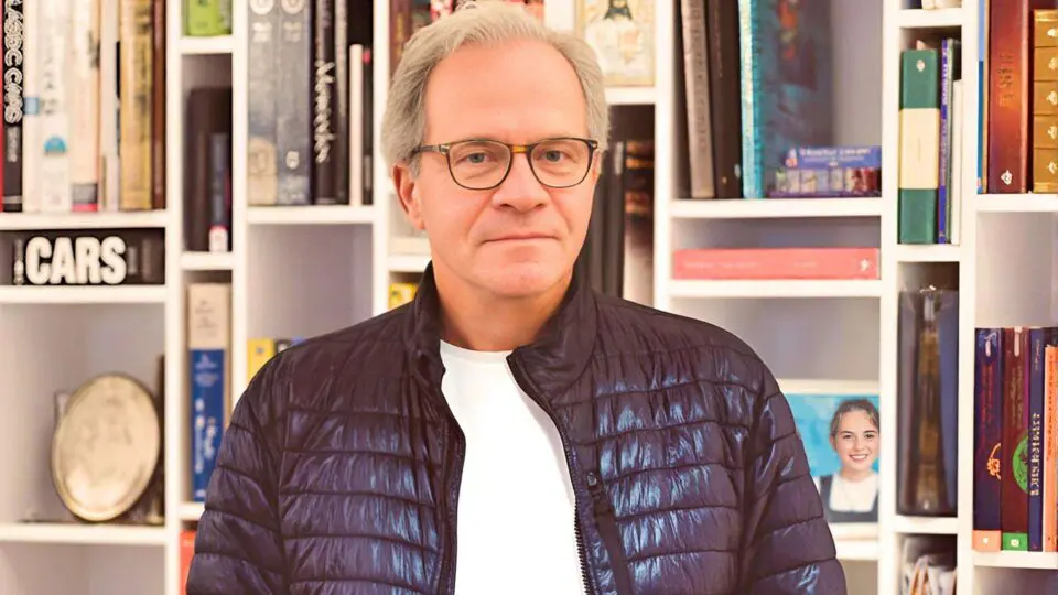 O empresário Nelson Tanure, alvo da Operação Compliance Zero da PF, posa em sua biblioteca pessoal.