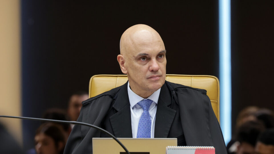 Moraes diz que prisão não é “colônia de férias” e rebate críticas da família Bolsonaro