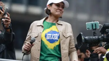 Michelle agradece à PF e visita Bolsonaro na Papudinha