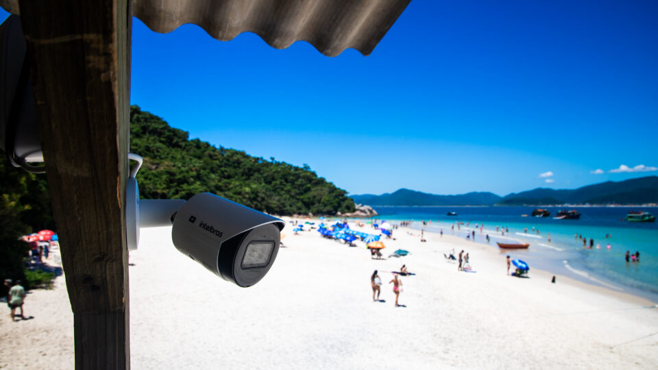 Videomonitoramento reduz superlotação em ilha conhecida como caribe catarinense