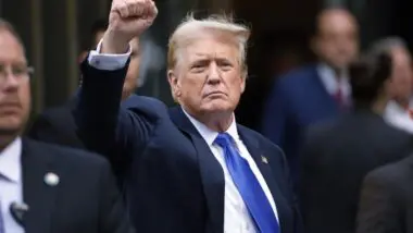 Donald Trump anuncia tarifas contra países que rejeitam a compra da Groenlândia e amplia a pressão diplomática sobre aliados europeus.