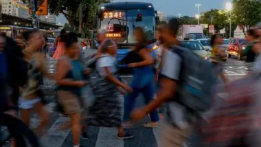 Transeuntes na área da Central do Brasil, no Rio de Janeiro: eleitor invisível pode decidir 2026.