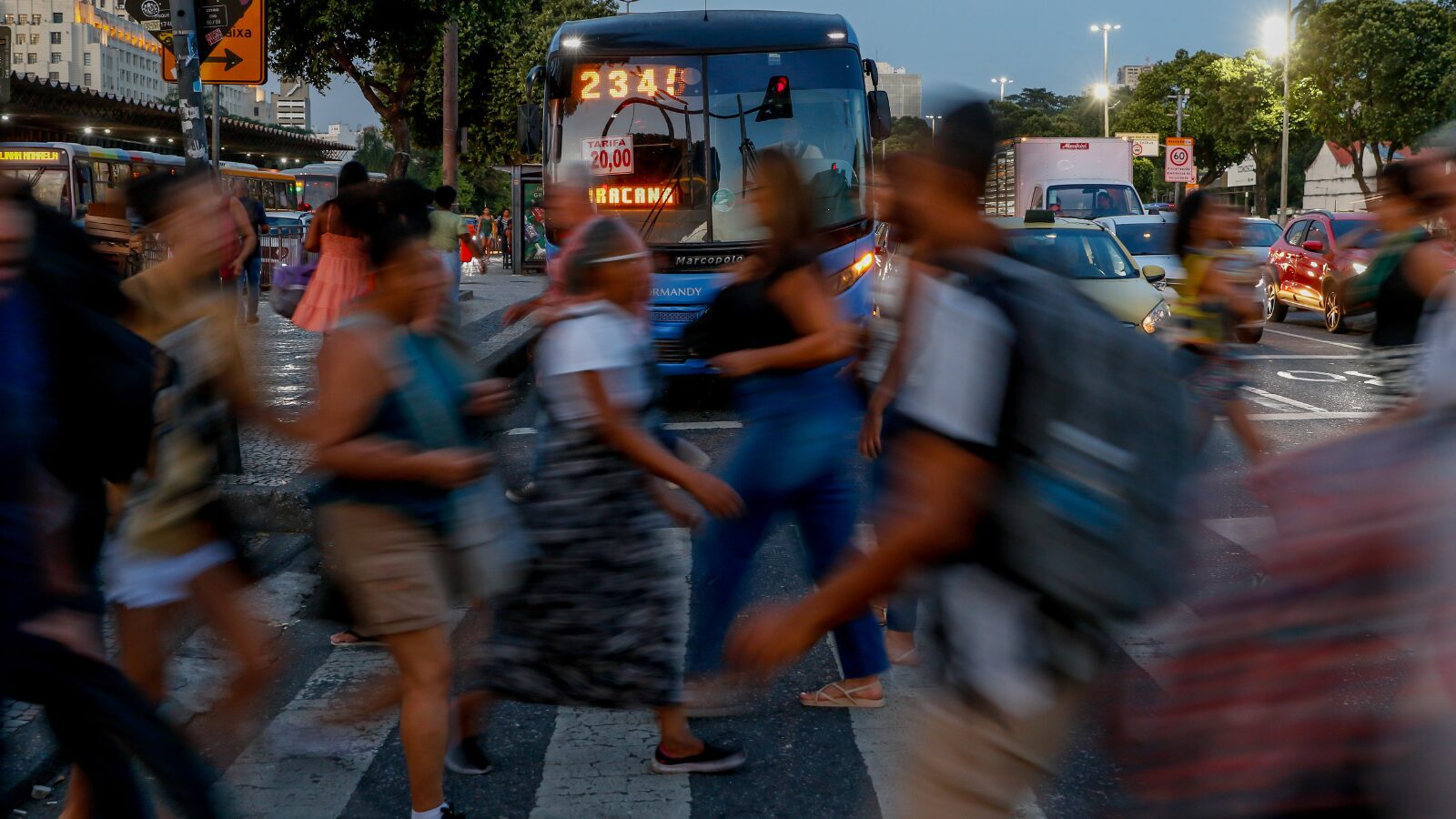 Transeuntes na área da Central do Brasil, no Rio de Janeiro: eleitor invisível pode decidir 2026.