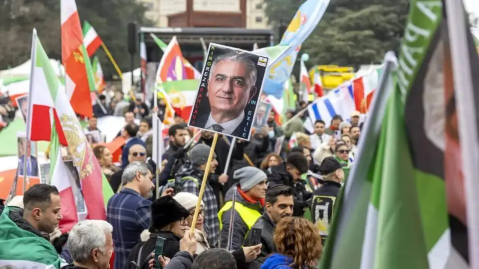 Forças de segurança do Irã reprimem protestos e deixam cerca de 5.000 mortos.