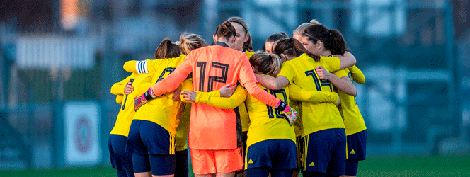 Time de jogadoras de futebol feminino em campo