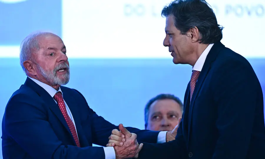 Lula conversa com Fernando Haddad sobre futuro do ministro da Fazenda, que descarta possibilidade de candidatura.