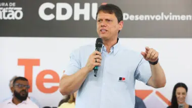 Tarcísio de Freitas, governador de São Paulo, aguarda aval de Moraes para visitar Bolsonaro na Papudinha.