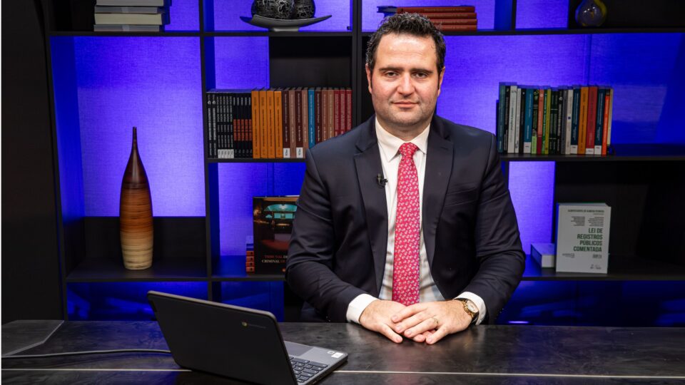 Moacyr Petrocelli, diretor de Comunicação da Arisp, explica como os emolumentos dos Registros de Imóveis são definidos por lei, repartidos entre fundos públicos e utilizados para garantir segurança jurídica, serviços gratuitos e a modernização do sistema registral brasileiro.
