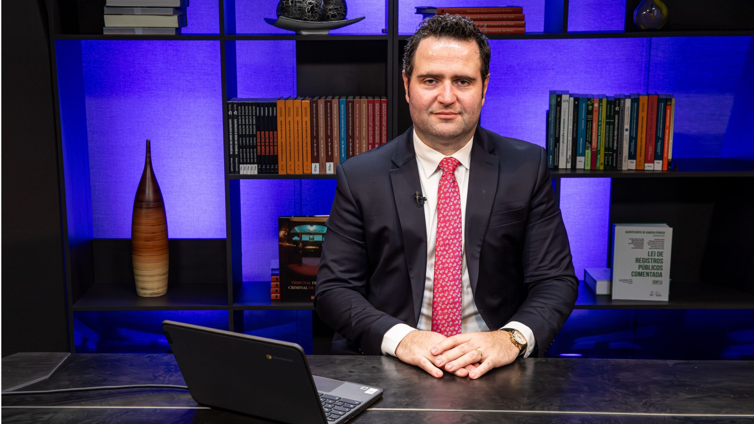 Moacyr Petrocelli, diretor de Comunicação da Arisp, explica como os emolumentos dos Registros de Imóveis são definidos por lei, repartidos entre fundos públicos e utilizados para garantir segurança jurídica, serviços gratuitos e a modernização do sistema registral brasileiro.