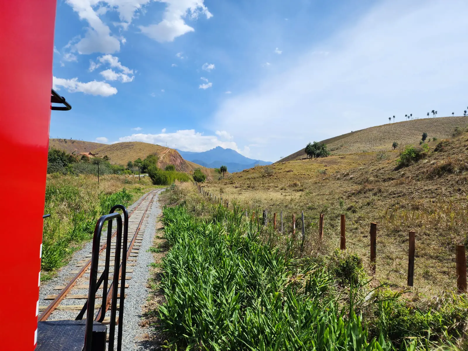 Expresso Mantiqueira percorre trecho restaurado entre Cruzeiro (SP) e a estação Rufino de Almeida, ao pé da Serra da Mantiqueira.