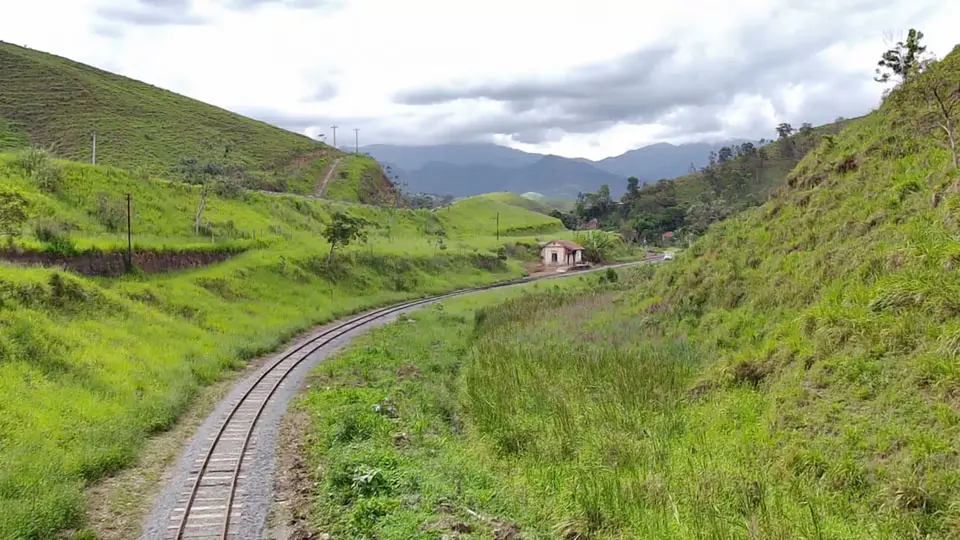 Entre 1884 e 1991, os trilhos levaram cargas e passageiros; hoje, abrigam um roteiro turístico de memória regional.