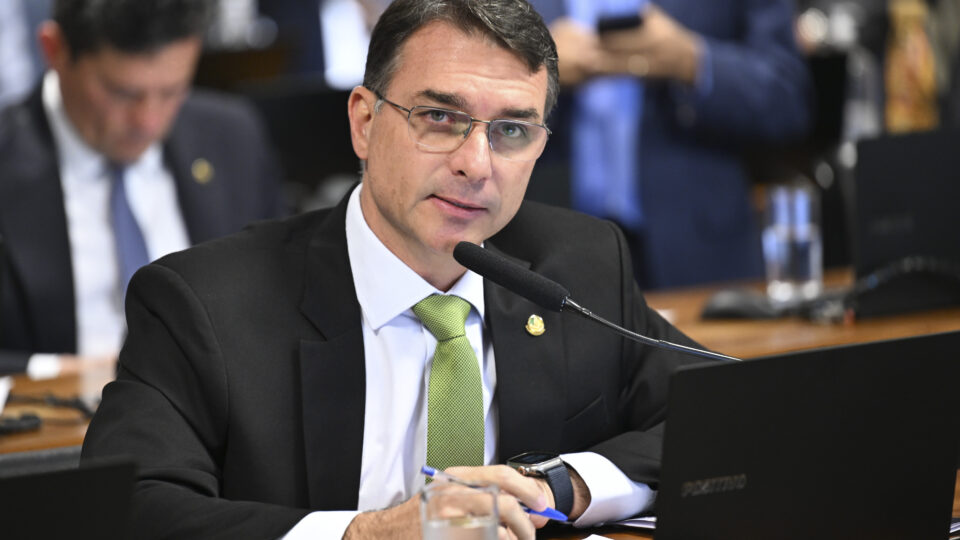 Flávio Bolsonaro liga para Nikolas e agradece por “caminhada da liberdade”