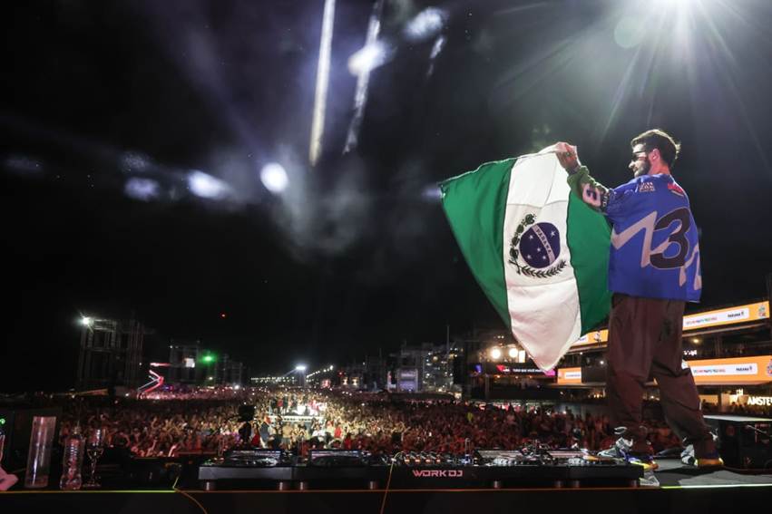 Multidão acompanha show de DJ Alok em Matinhos durante o Verão Maior Paraná, que reuniu 338 mil pessoas na praia de Caiobá.