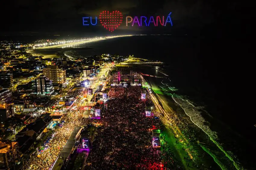 Multidão ocupa a orla de Matinhos e registra o maior público da história do Verão Maior Paraná.