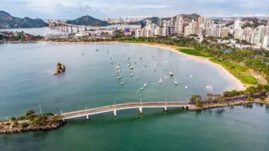 Orla de Vitória é um dos principais atrativos urbanos e influencia a dinâmica do mercado imobiliário local: a cidade é a capital com o metro quadrado mais caro do Brasil