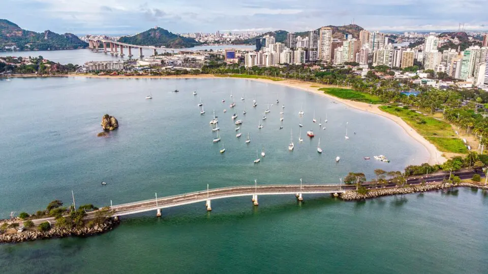 Orla de Vitória é um dos principais atrativos urbanos e influencia a dinâmica do mercado imobiliário local: a cidade é a capital com o metro quadrado mais caro do Brasil