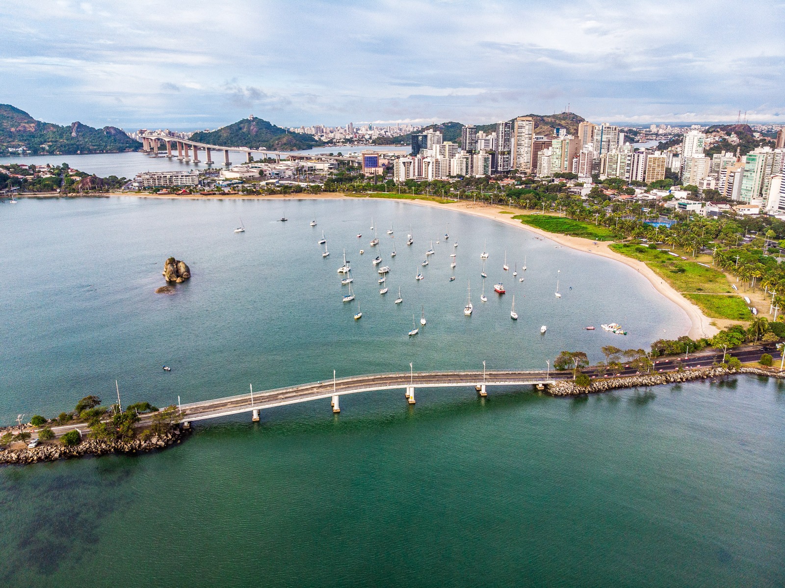 Orla de Vitória é um dos principais atrativos urbanos e influencia a dinâmica do mercado imobiliário local.