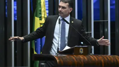 Filho mais velho de Jair Bolsonaro, senador foi escolhido pelo ex-presidente como seu substituto nas eleições de 2026.