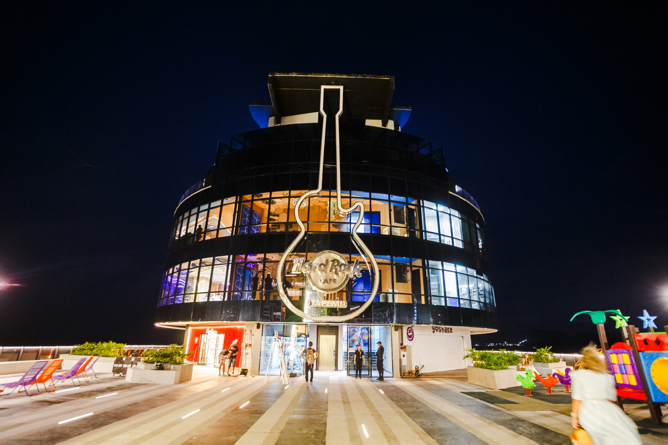 Píer Oporto, em Itapema (SC), concentra lazer, gastronomia e consumo sobre o mar, com Hard Rock Cafe flutuante e mais de 50 operações.