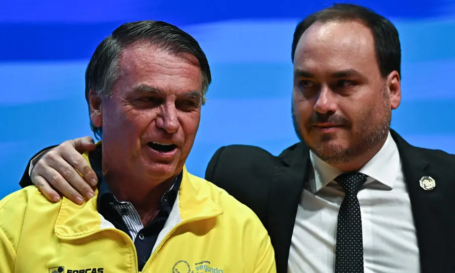 Carlos Bolsonaro e seu pai, o ex-presidente Jair Bolsonaro (PL).