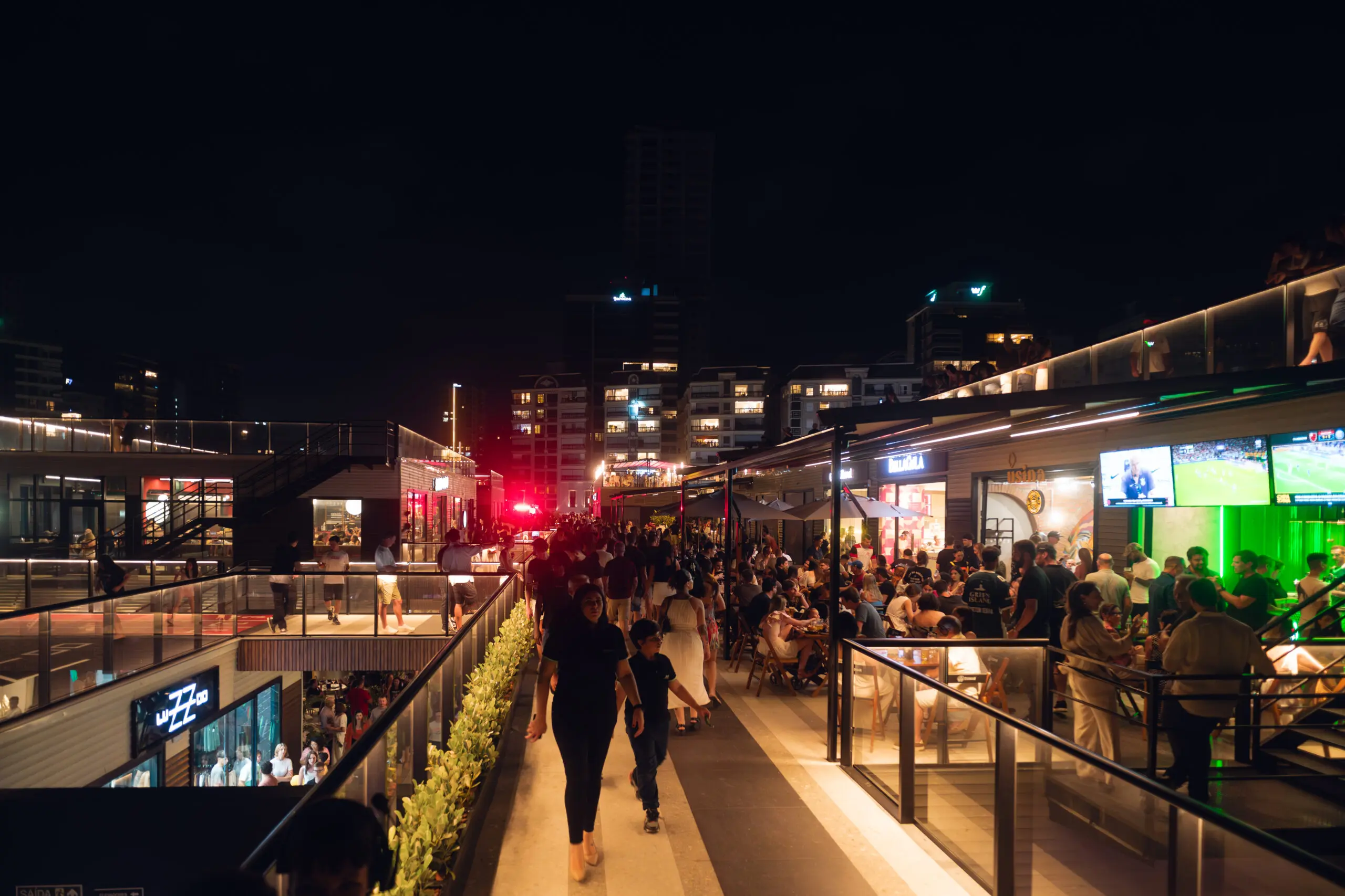 O complexo de lojas do Píer Oporto integra comércio e serviços sobre o mar e amplia a oferta de consumo e lazer na orla de Meia Praia, em Itapema.