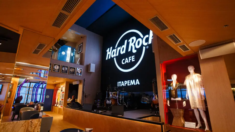 O Píer Oporto com o Hard Rock Cafe passou a influenciar a valorização imobiliária em Itapema ao qualificar a orla de Meia Praia e ampliar a oferta de serviços e lazer no entorno.