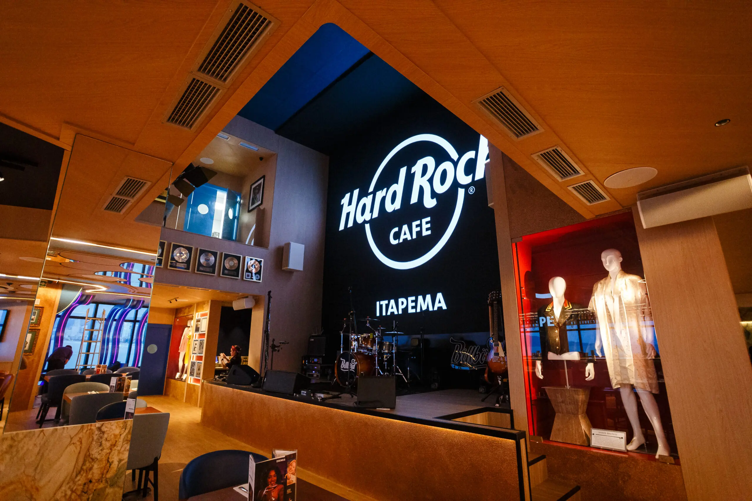 O Píer Oporto com o Hard Rock Cafe passou a influenciar a valorização imobiliária em Itapema ao qualificar a orla de Meia Praia e ampliar a oferta de serviços e lazer no entorno.