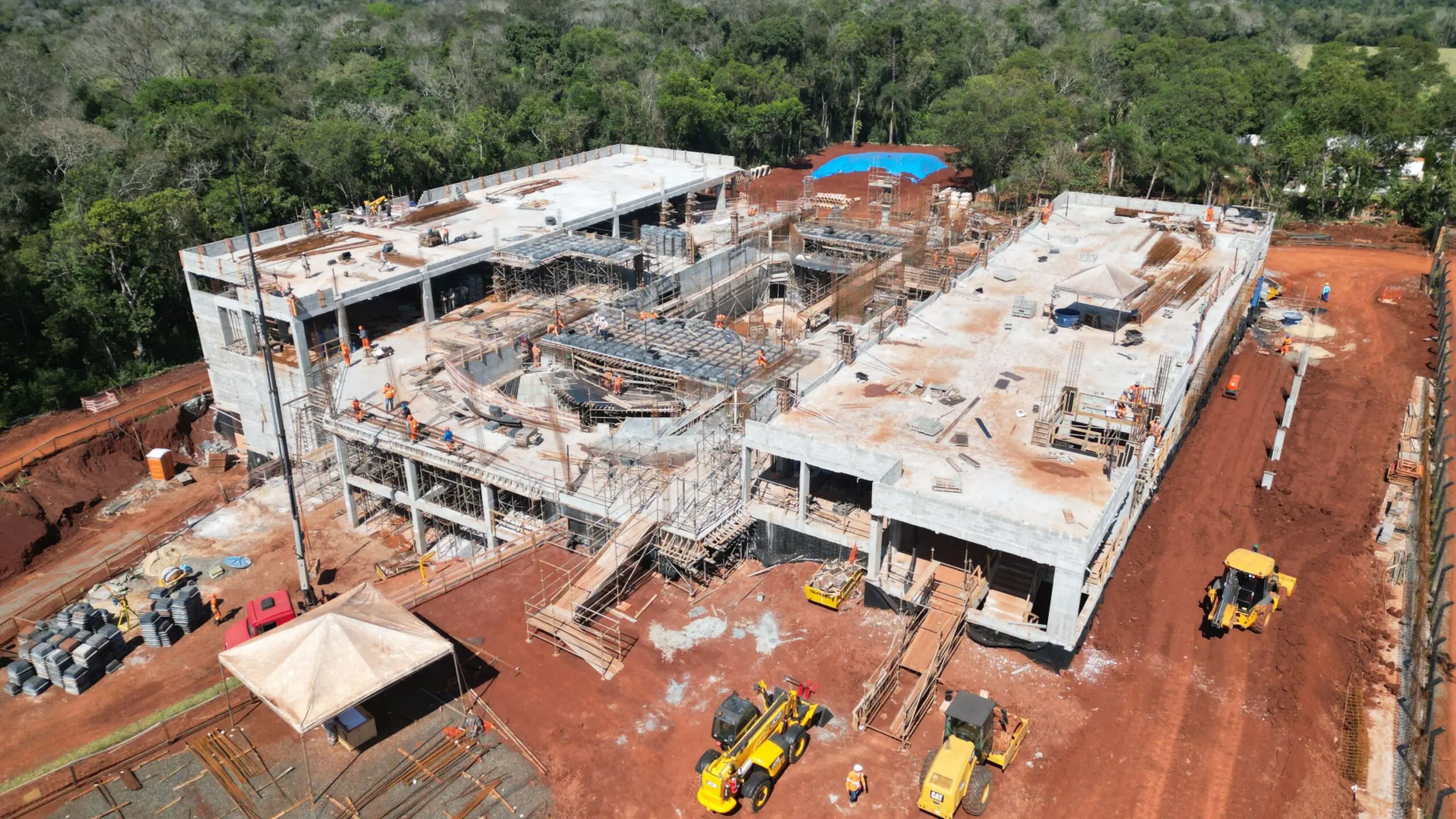 Construção do AquaFoz: estruturado para suportar tanques de grande volume e cargas equivalentes a um edifício de 20 andares. 