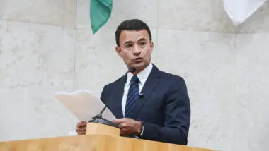 Mello Araújo critica Tarcísio por cancelar visita a Bolsonaro