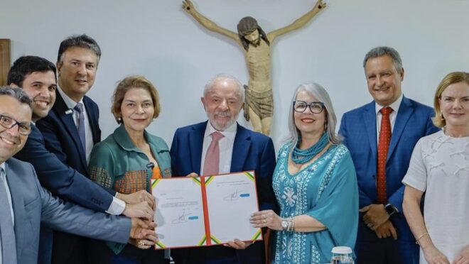 Municípios chamam de “oportunista e eleitoreira” MP de Lula que altera cálculo para aumento a professores